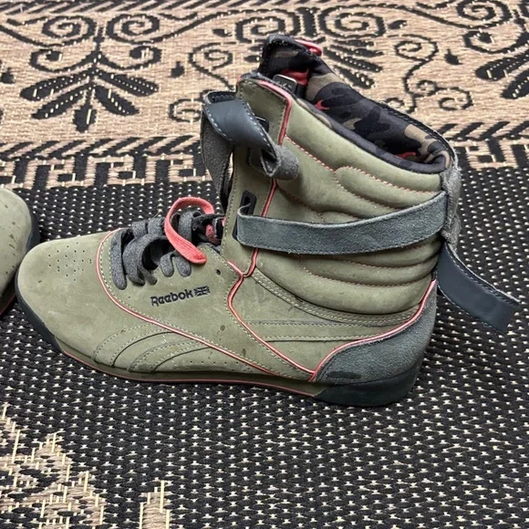 Reebok High-Top Sneakers with Straps women’s size 8.5 - Picture 3 of 9